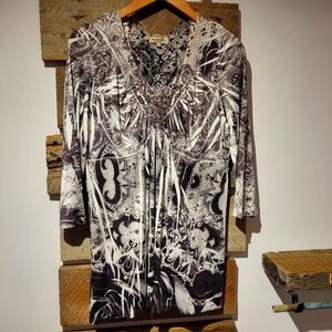 One World Black and White Patterned Top With Lace On The Back